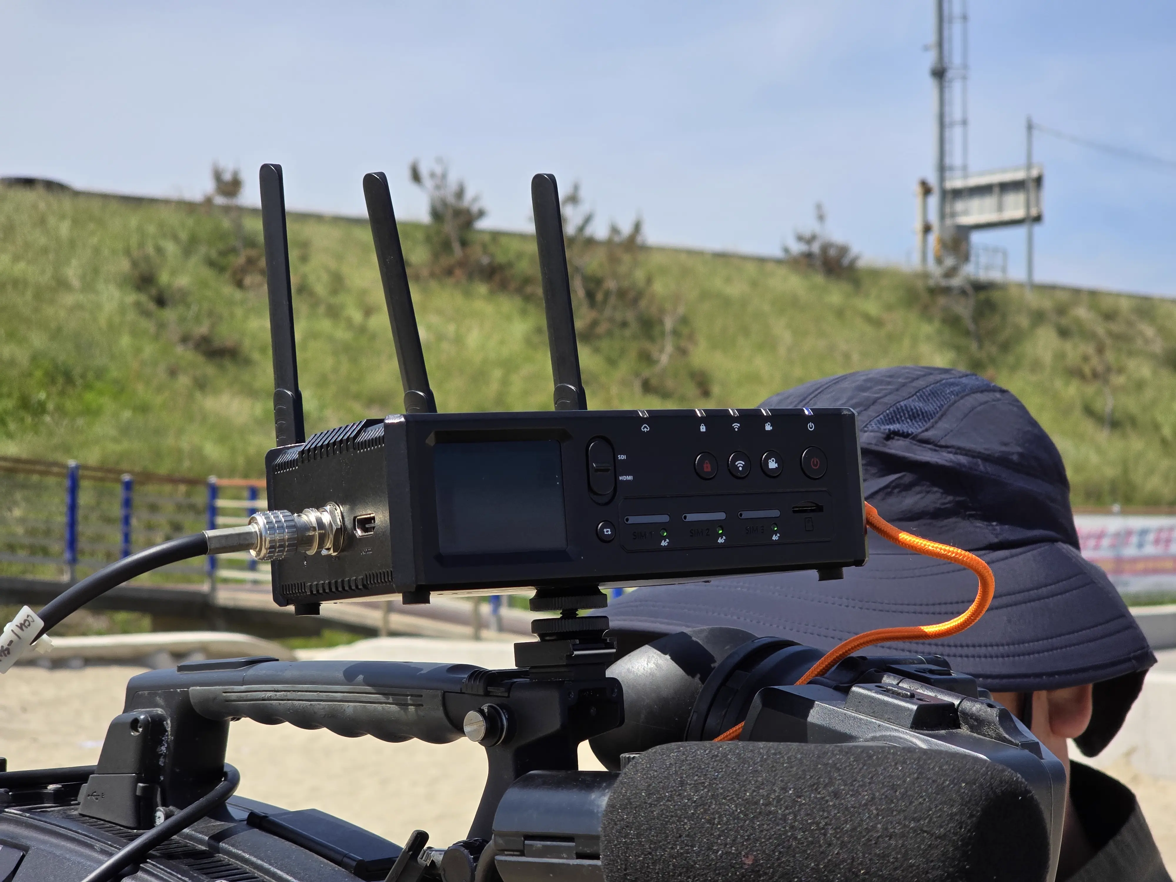 장거리 송출을 위해 카메라에 장착된 본딩 인코더