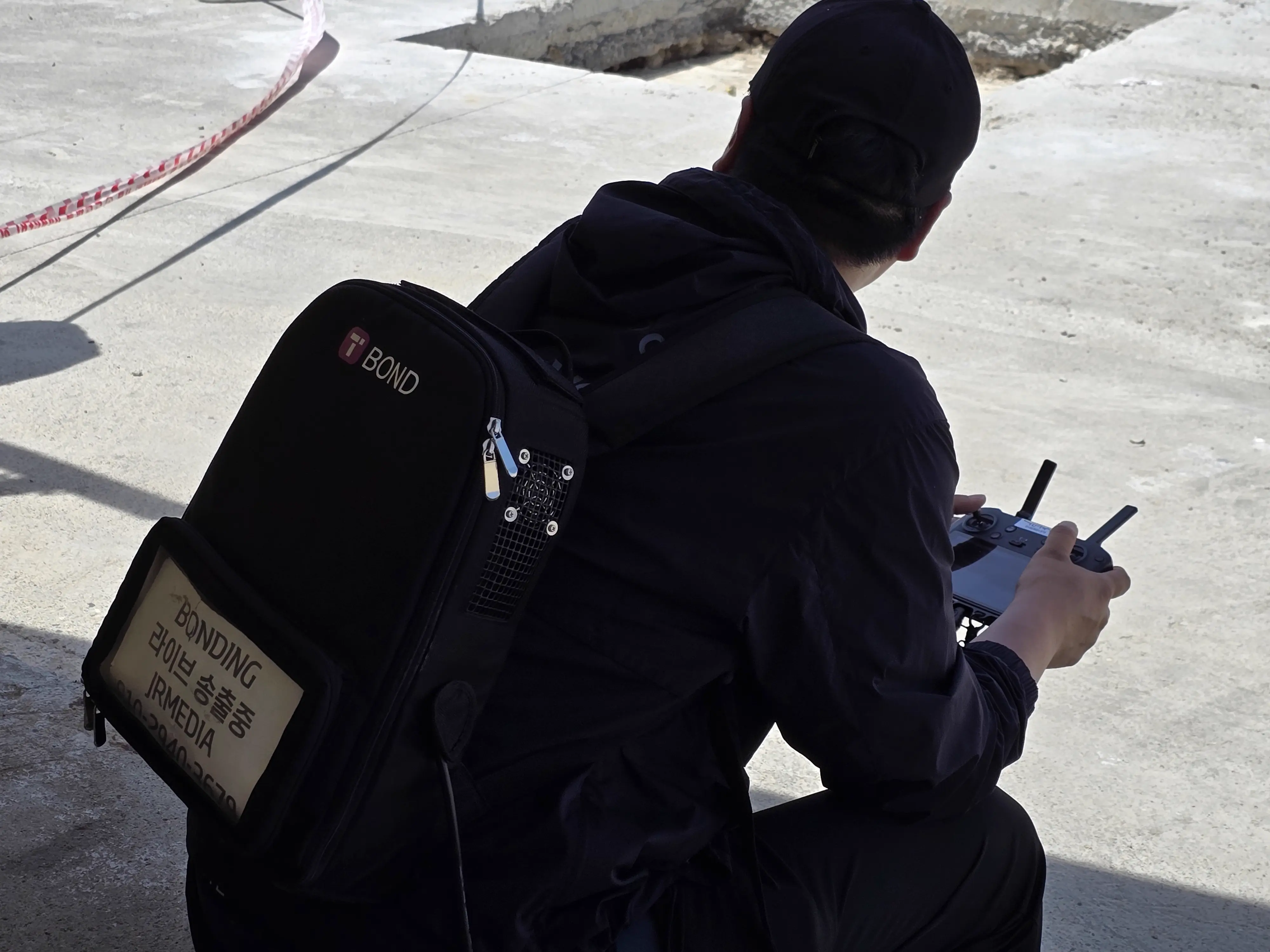 본딩 백팩을 메고 현장을 누비는 중계팀