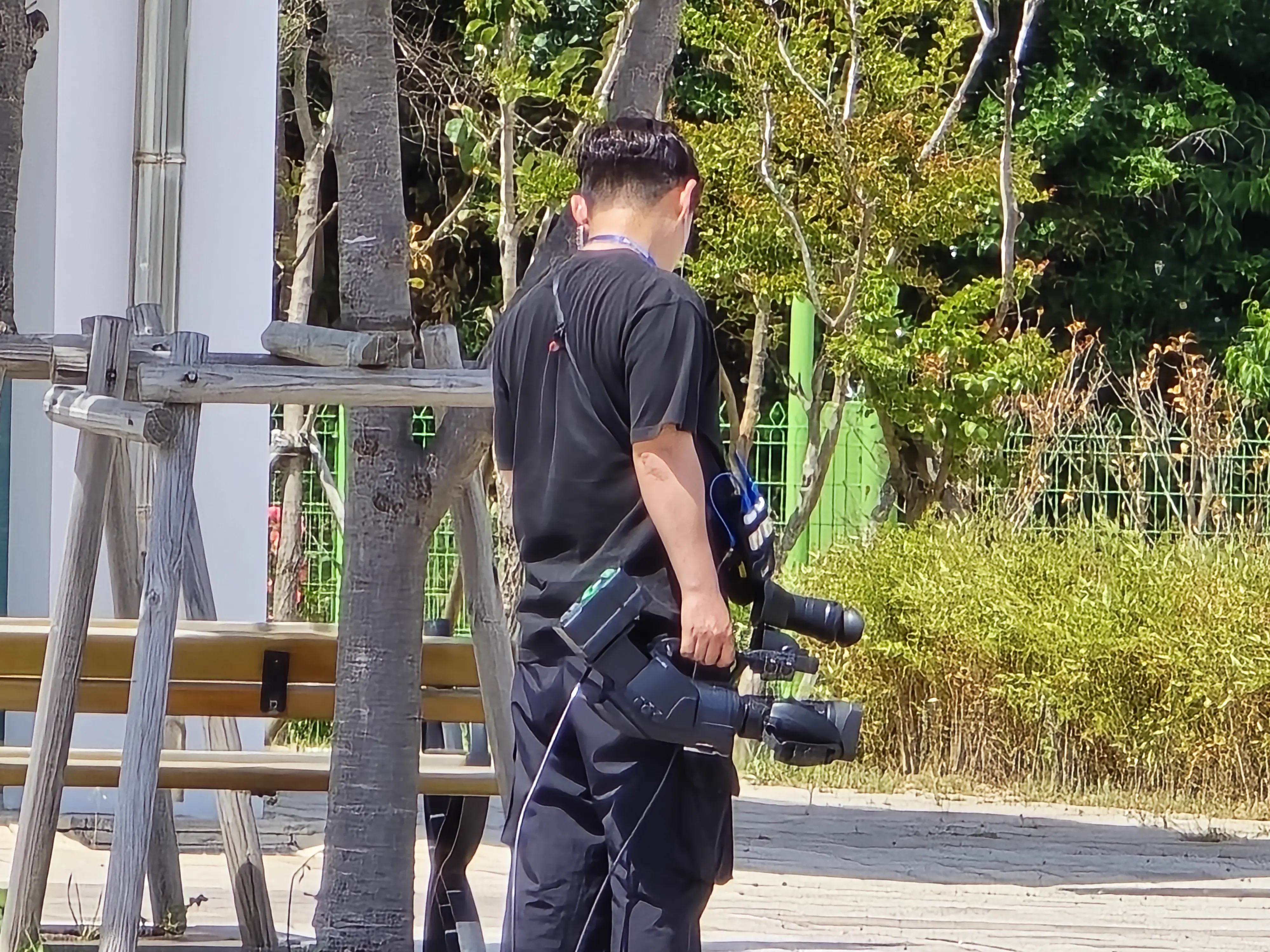 다양한 각도에서 촬영 중인 중계 현장