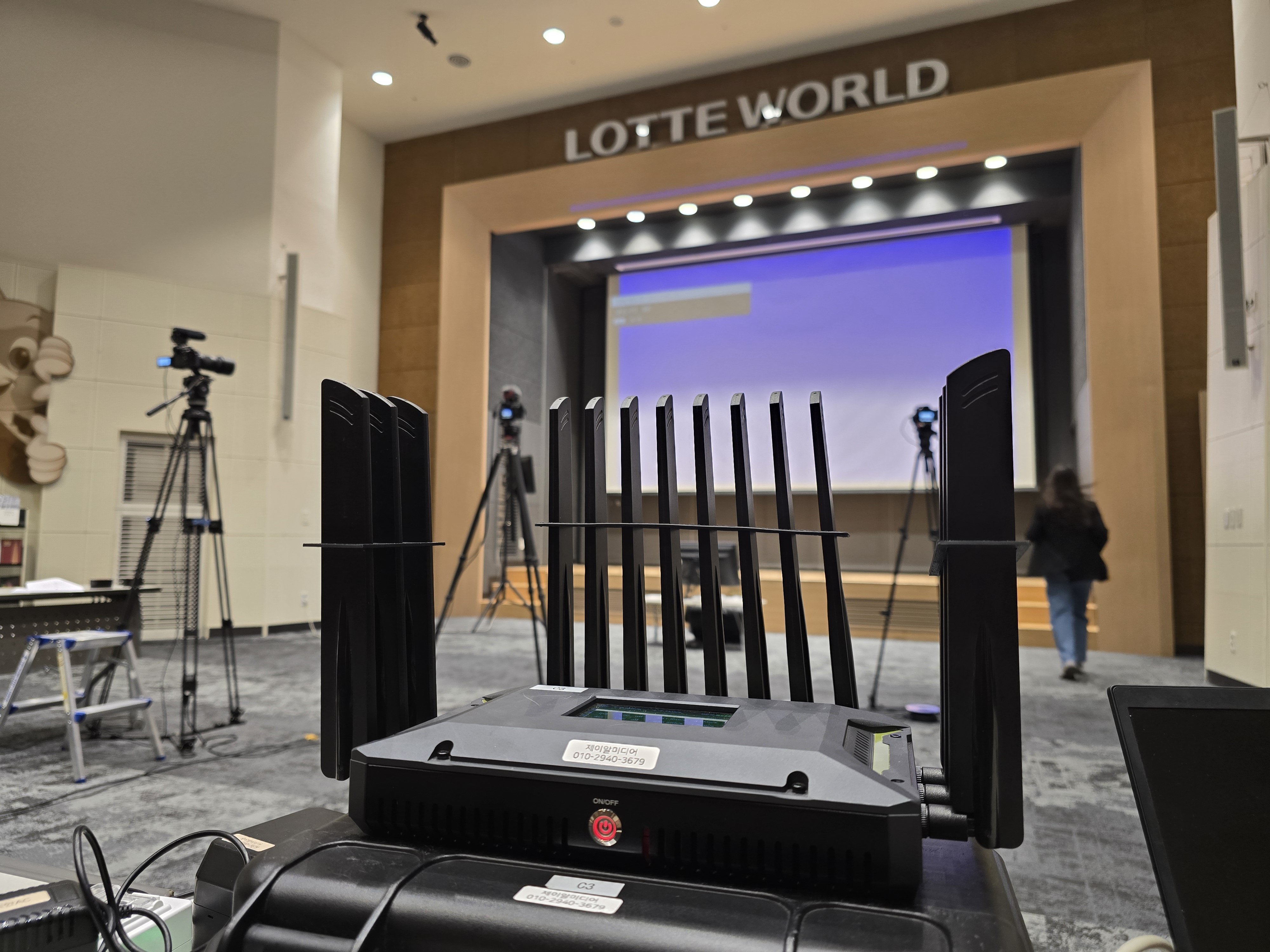 생방송 진행 장면