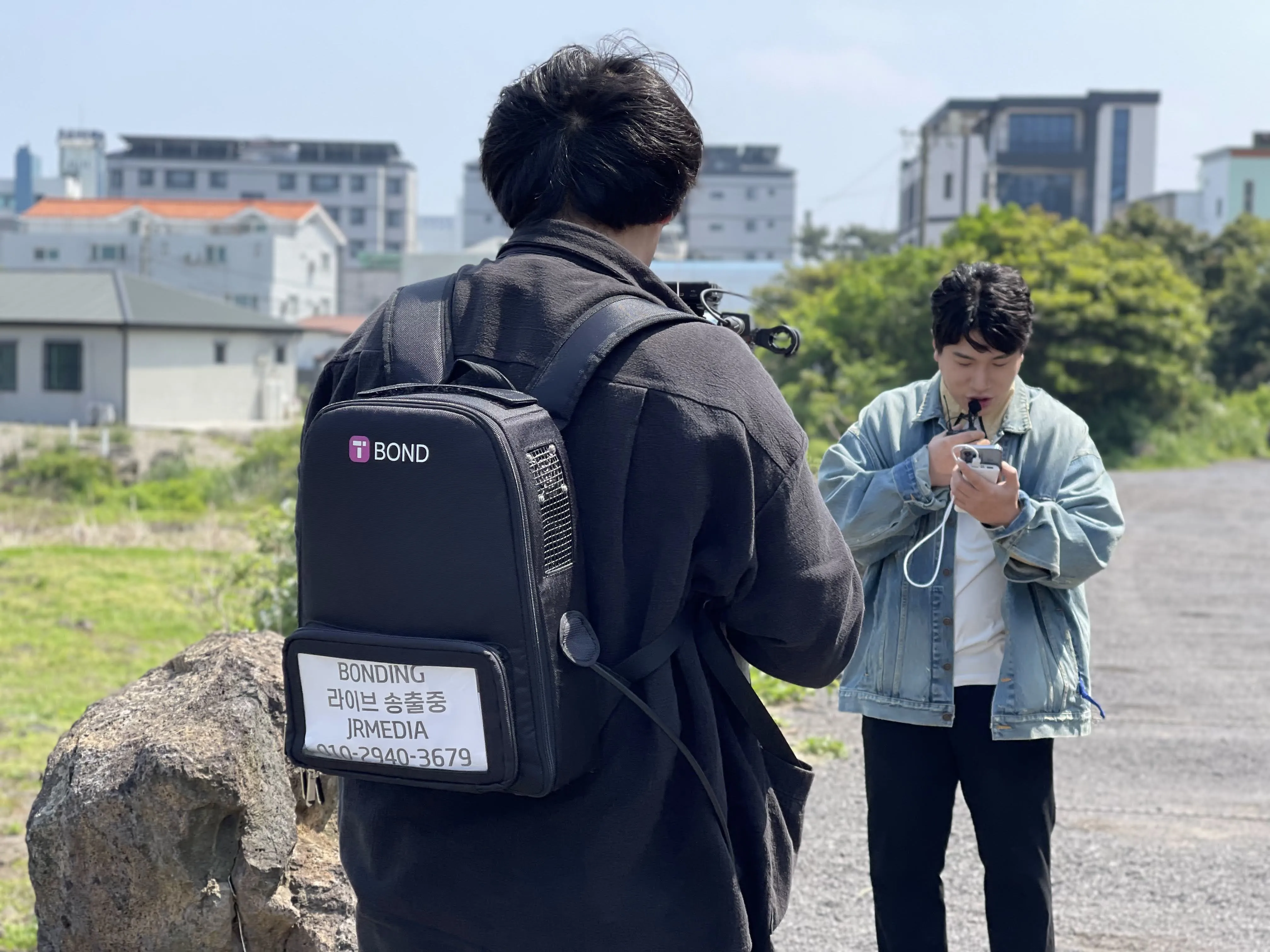 백팩으로 구성된 본딩 인코더로 중계하는 모습